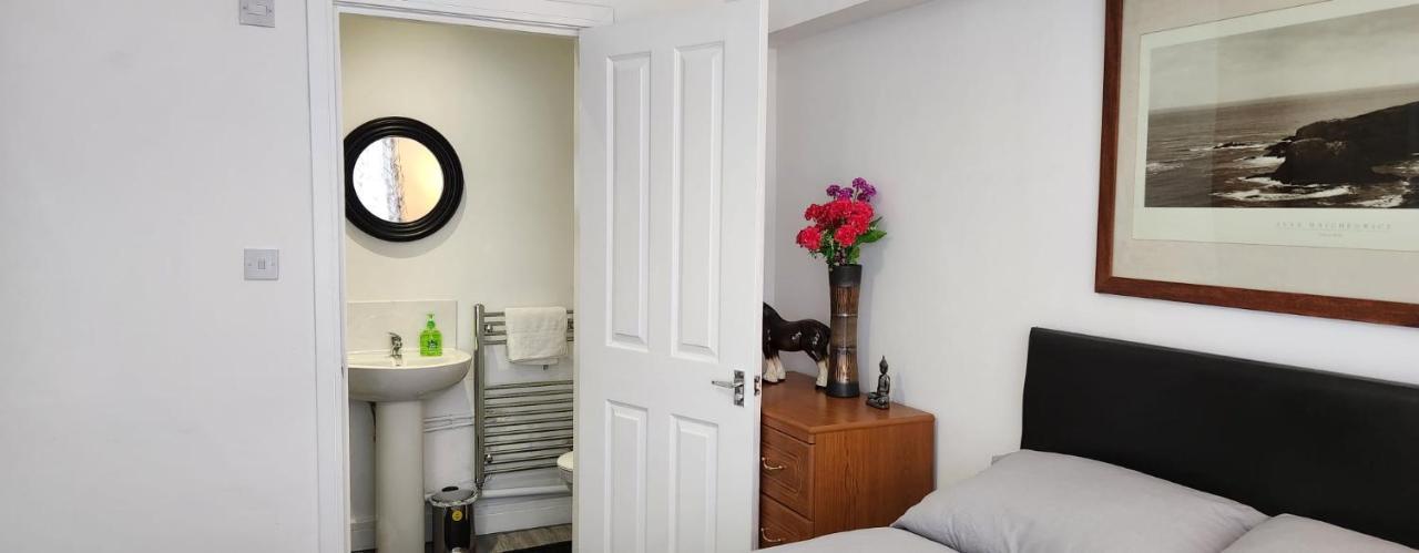 White House Ensuite Double Bedroom วอร์ริงตัน ภายนอก รูปภาพ