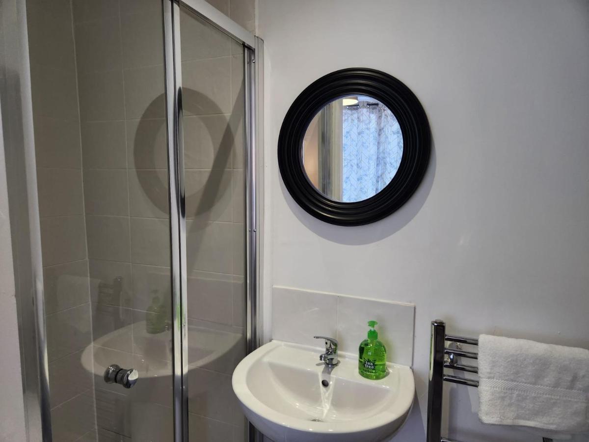 White House Ensuite Double Bedroom วอร์ริงตัน ภายนอก รูปภาพ