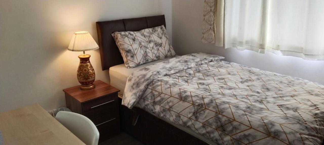 White House Ensuite Double Bedroom วอร์ริงตัน ภายนอก รูปภาพ