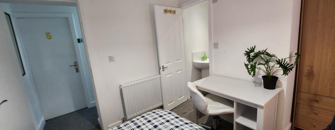 White House Ensuite Double Bedroom วอร์ริงตัน ภายนอก รูปภาพ