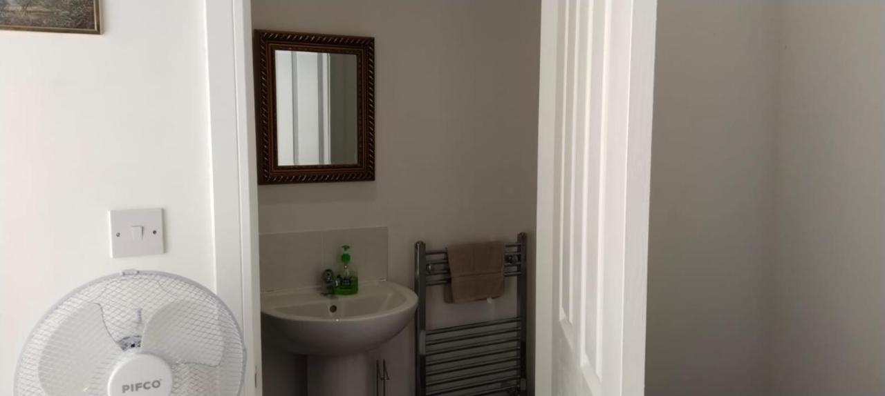 White House Ensuite Double Bedroom วอร์ริงตัน ภายนอก รูปภาพ
