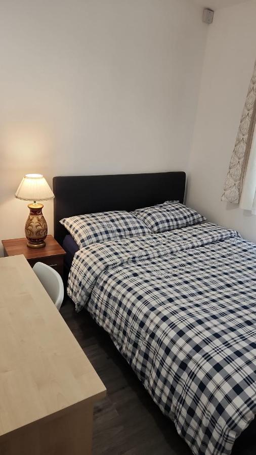 White House Ensuite Double Bedroom วอร์ริงตัน ภายนอก รูปภาพ